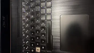 Laptop ASUS negra en buen estado - miniatura 3