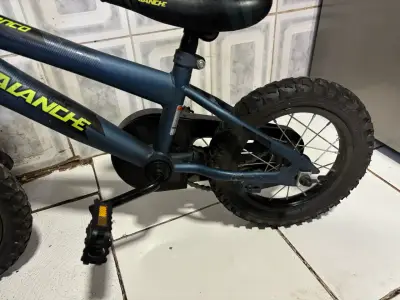 Bicicleta infantil Avalanche Bronco azul y amarilla - miniatura 2