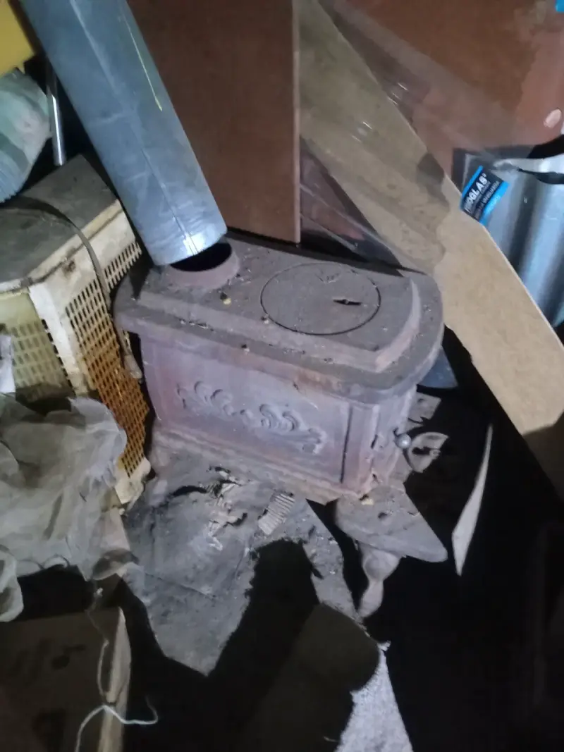 Estufa a leña antigua de hierro fundido