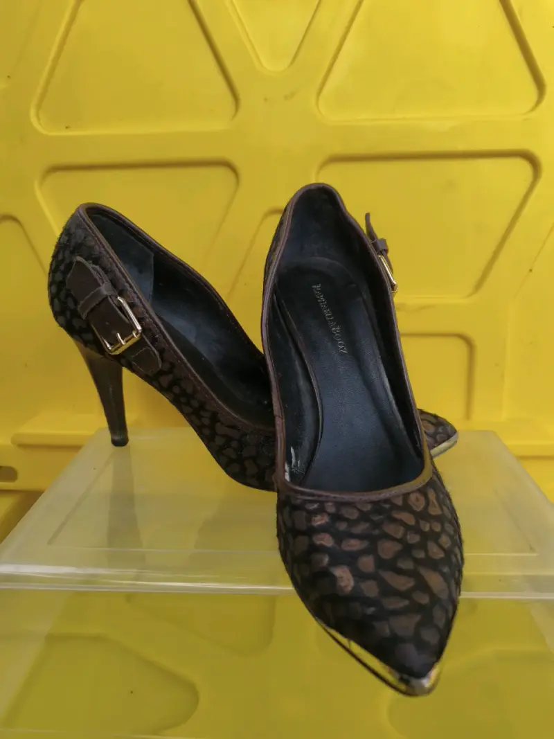 Tacones altos dorados elegantes - 3