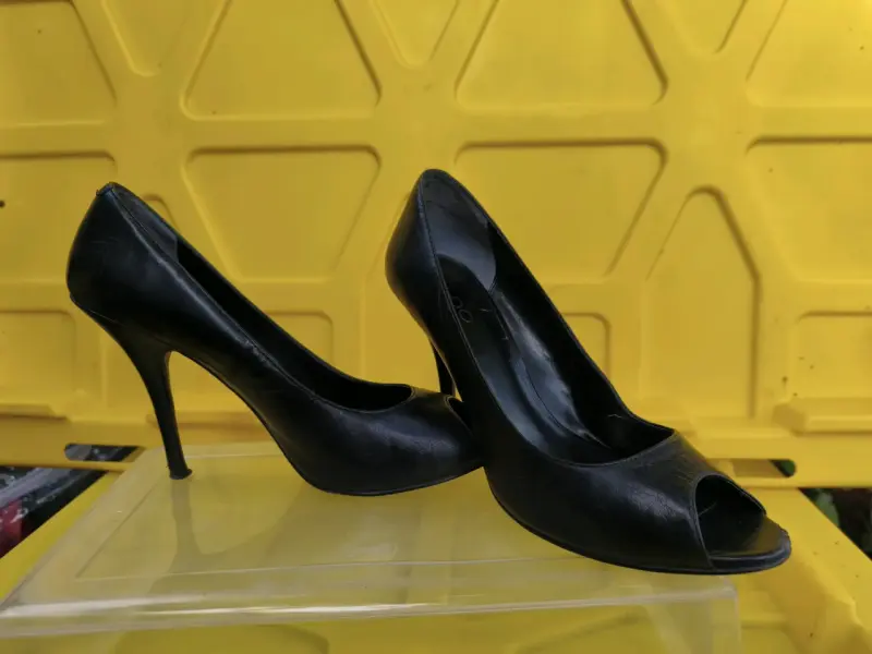 Tacones altos dorados elegantes - 6