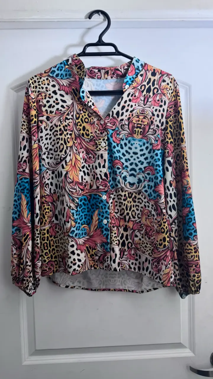 Blusa estampada de colores vivos