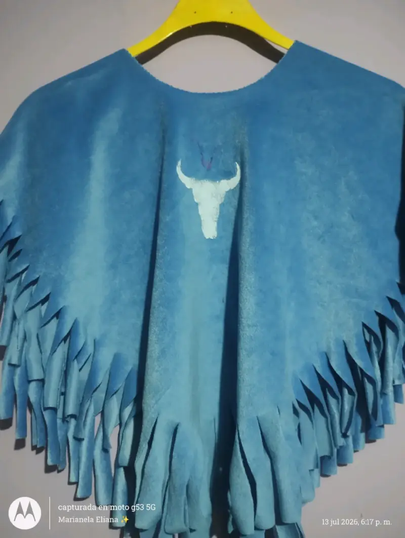 Poncho azul con flecos y diseño de calavera