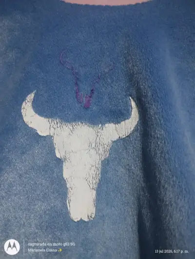 Poncho azul con flecos y diseño de calavera - miniatura 2