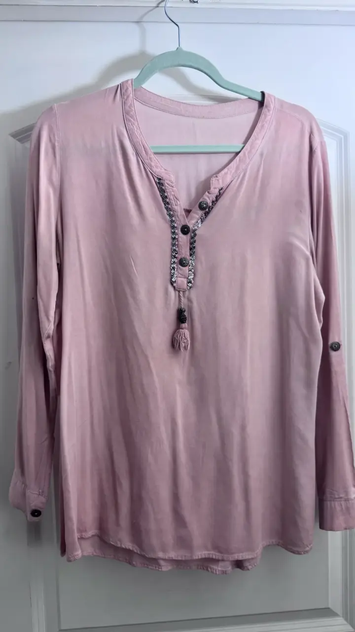 Blusa rosada con detalles decorativos