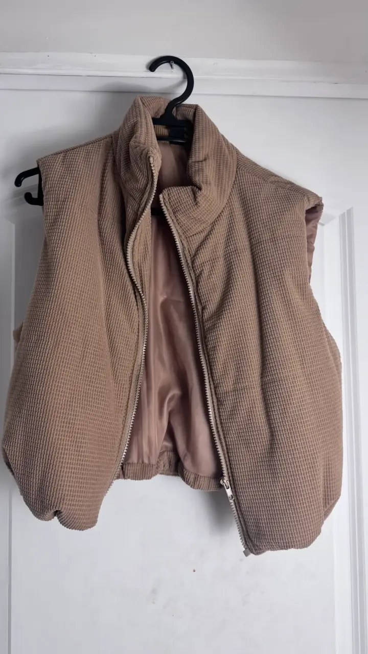 Chaleco acolchado beige sin mangas