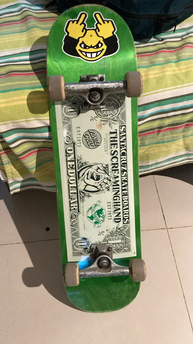 Skateboard Santa Cruz verde con diseño único - 1