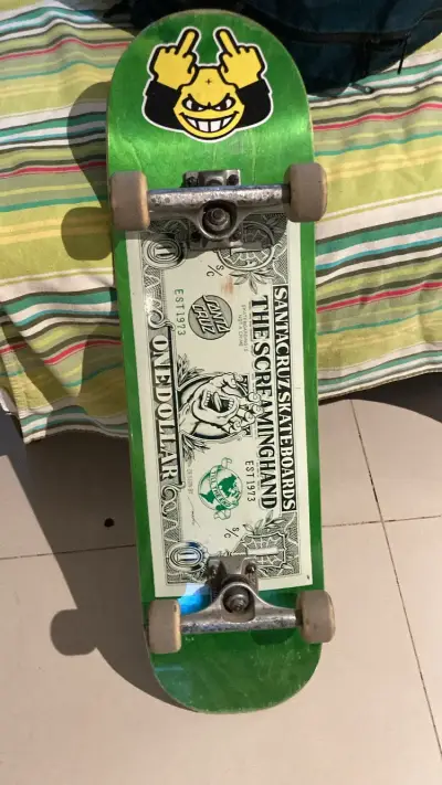 Skateboard Santa Cruz verde con diseño único - miniatura 1