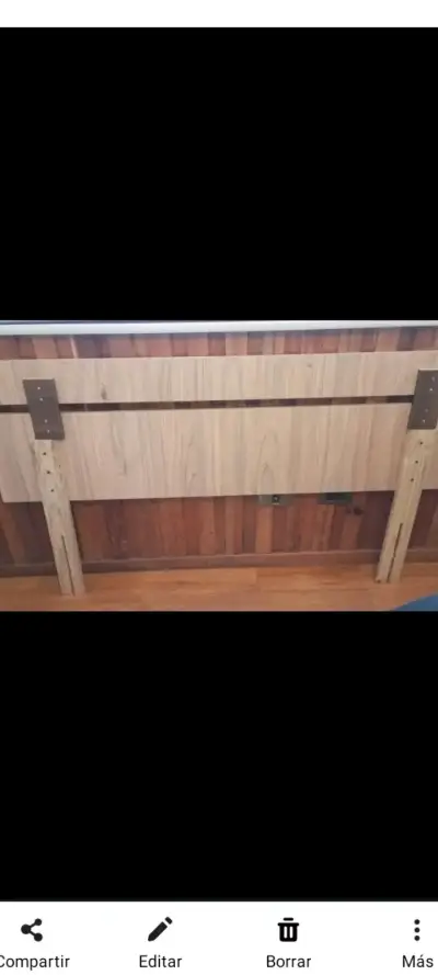 Respaldo de cama de madera clara - miniatura 1