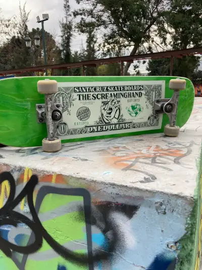 Skateboard Santa Cruz verde con diseño único - miniatura 2