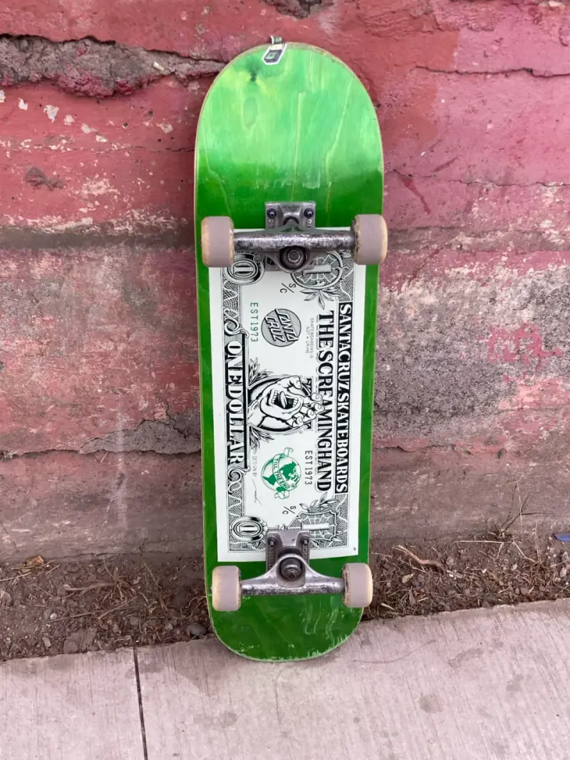 Skateboard Santa Cruz verde con diseño único - 3