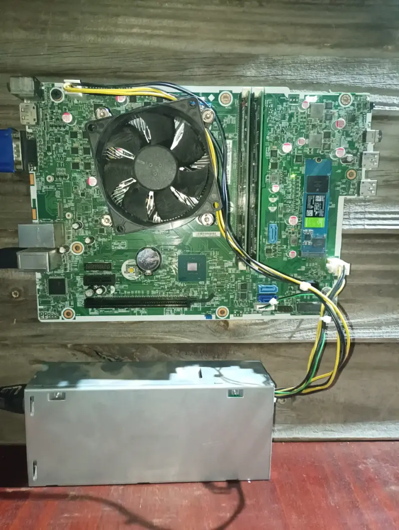 Placa madre con ventilador y fuente de poder