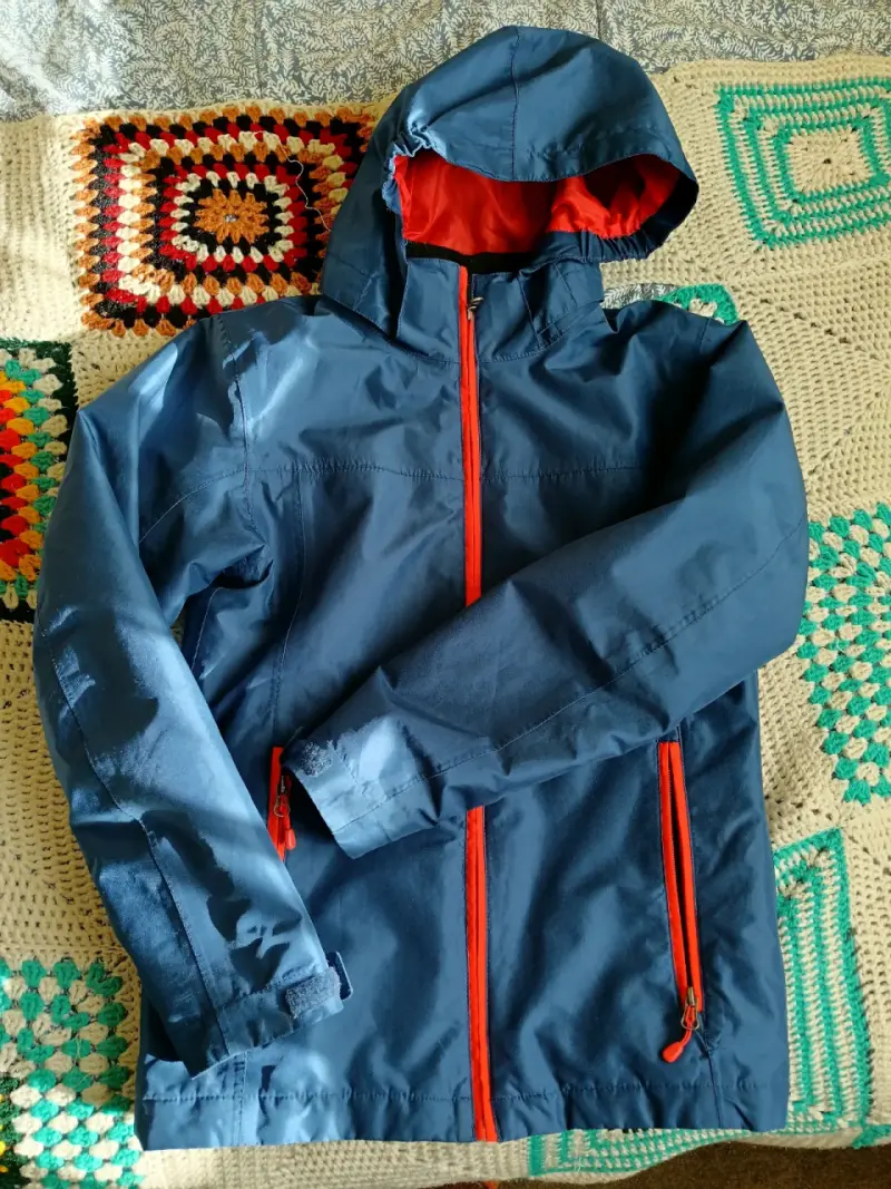 Chaqueta impermeable azul con capucha - 1