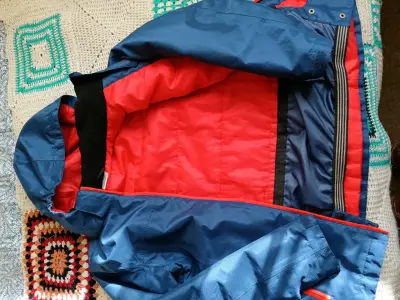 Chaqueta impermeable azul con capucha - miniatura 2