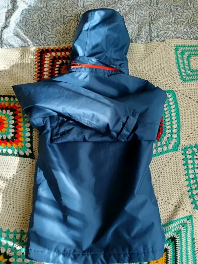 Chaqueta impermeable azul con capucha - miniatura 3