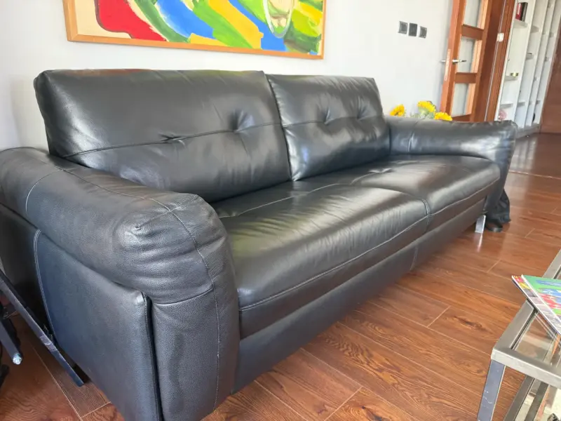 Sofá de cuero negro elegante y cómodo - 1