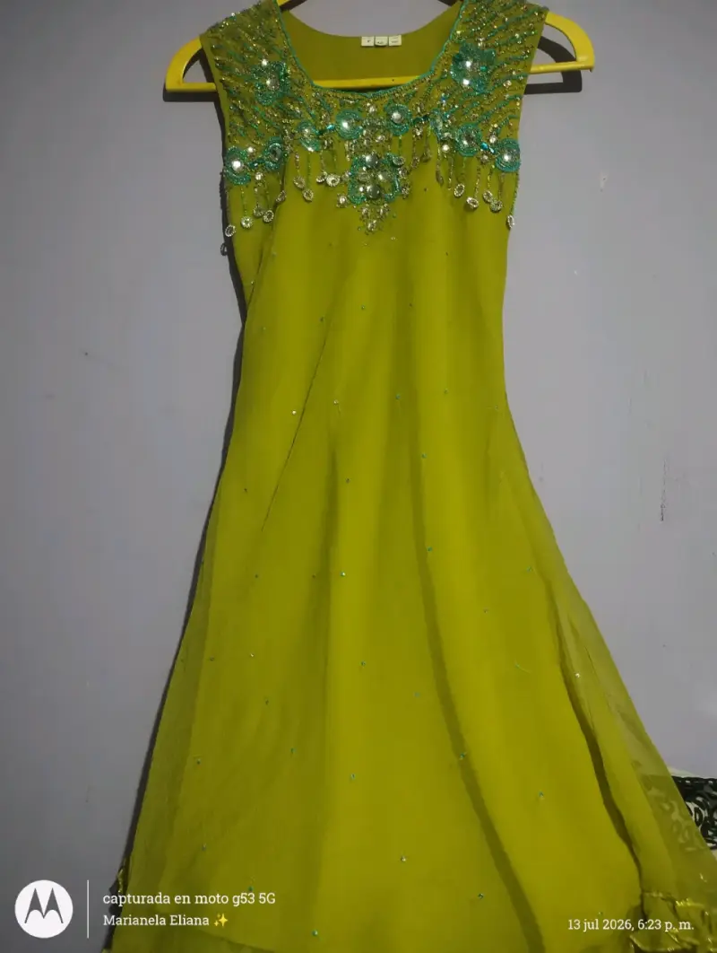 Vestido verde con pedrería brillante