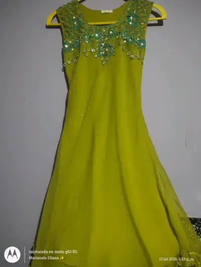 Vestido verde con pedrería brillante - miniatura 1