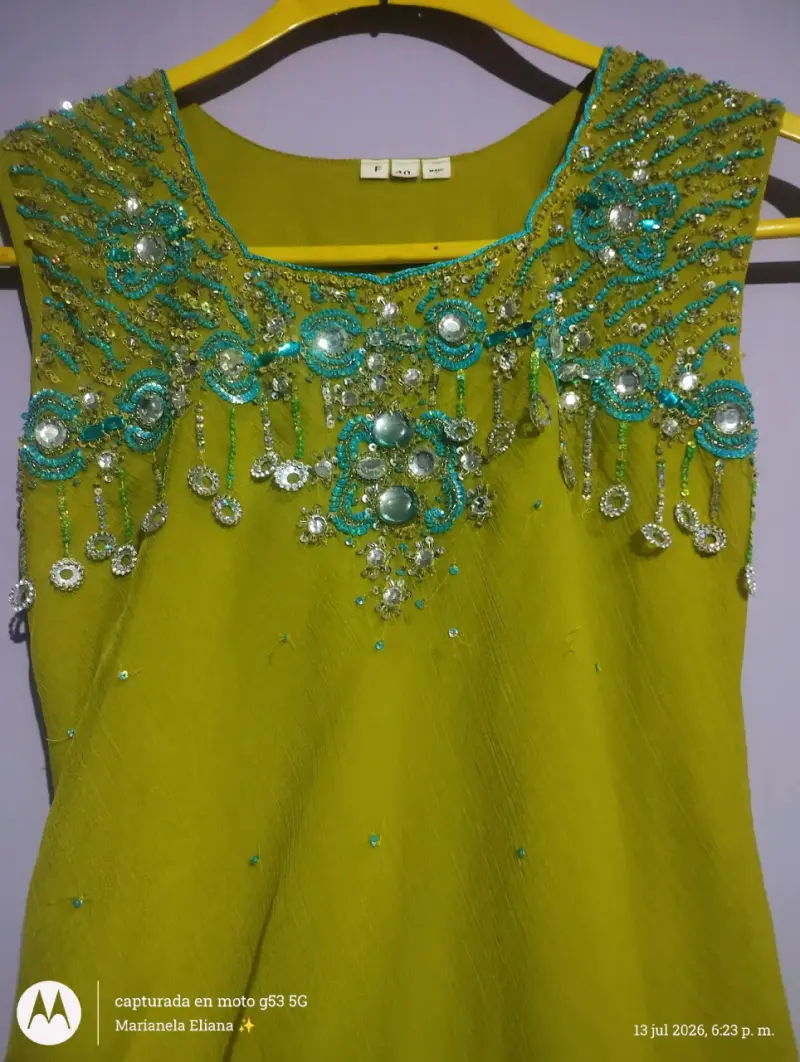 Vestido verde con pedrería brillante - 2