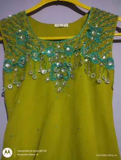 Vestido verde con pedrería brillante - miniatura 2
