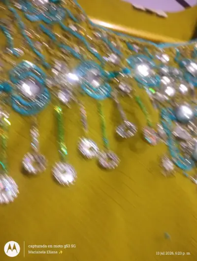 Vestido verde con pedrería brillante - miniatura 3