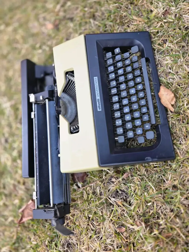 Máquina de escribir Olivetti Universitaria vintage - 1