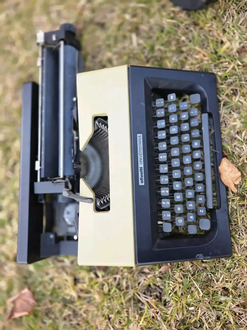 Máquina de escribir Olivetti Universitaria vintage - 2