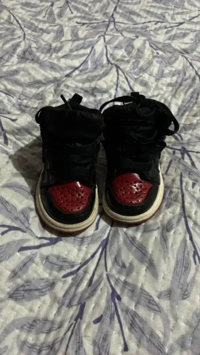 Zapatillas deportivas negras y rojas para niños - miniatura 1