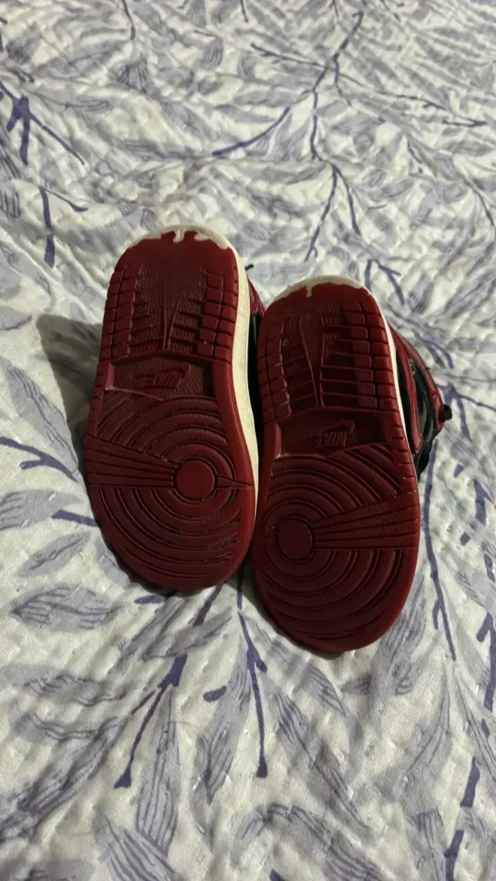 Zapatillas deportivas negras y rojas para niños - 2