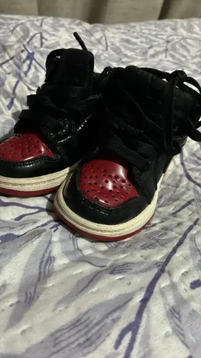 Zapatillas deportivas negras y rojas para niños - miniatura 3