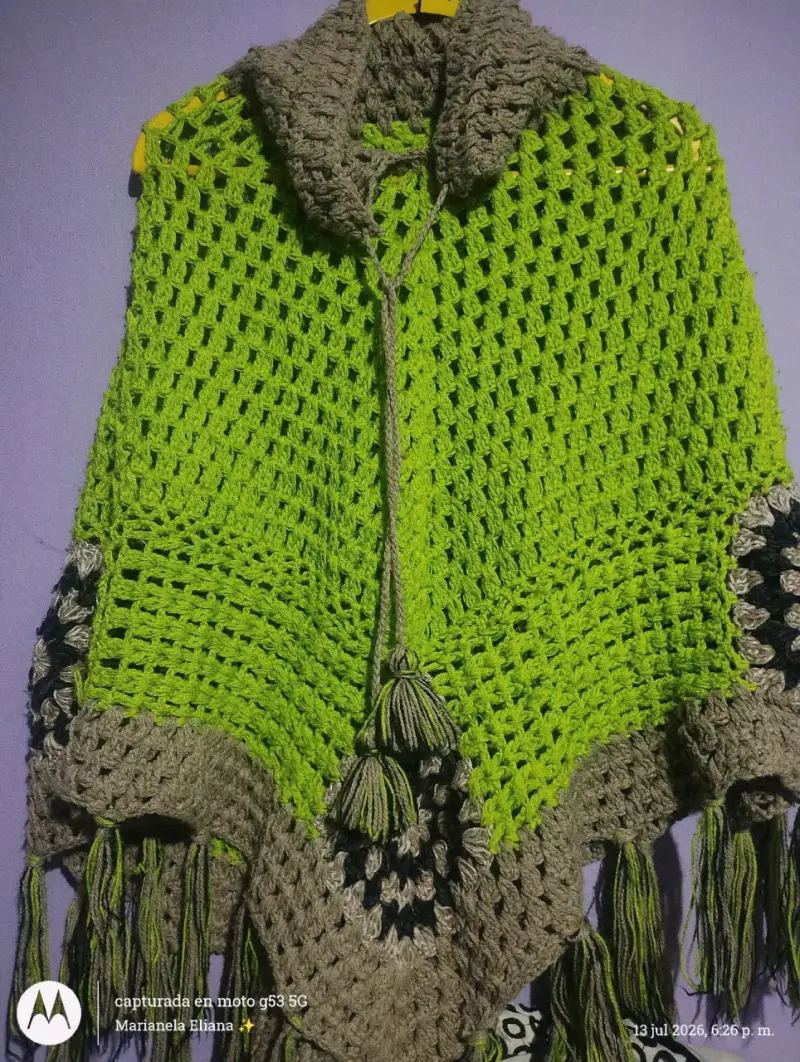 Poncho tejido a crochet verde y gris
