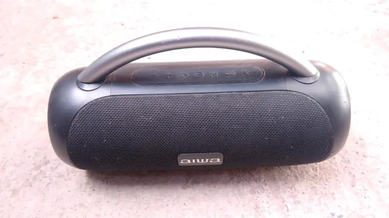 Parlante portátil Aiwa negro con asa - 1
