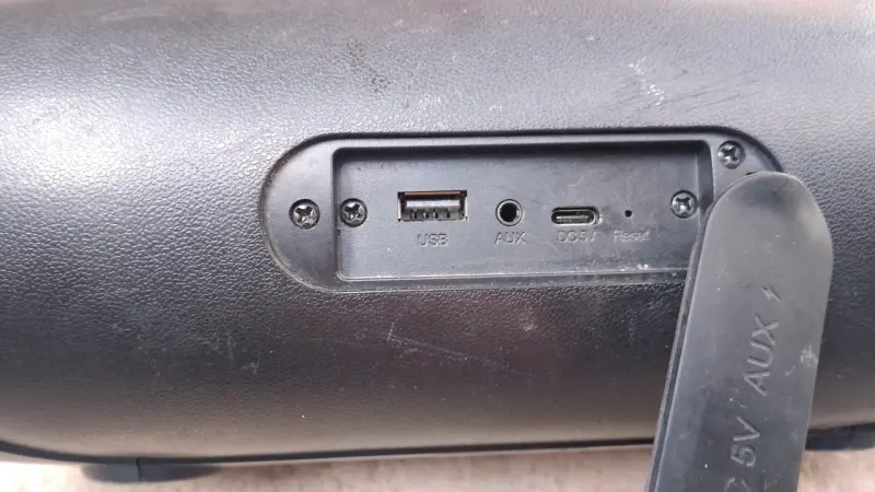 Parlante portátil Aiwa negro con asa - 3