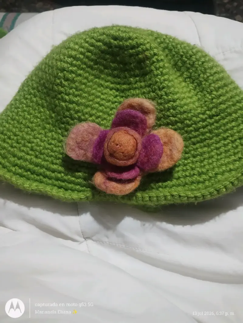 Gorro tejido verde con flor decorativa