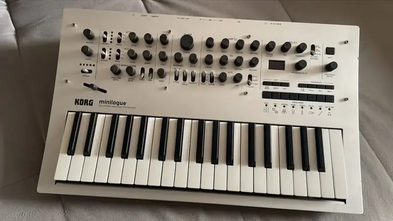 Sintetizador analógico Korg Minilogue + Funda. - 1