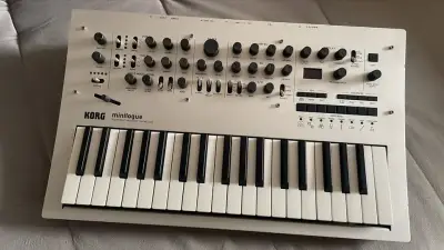 Sintetizador analógico Korg Minilogue + Funda. - miniatura 1