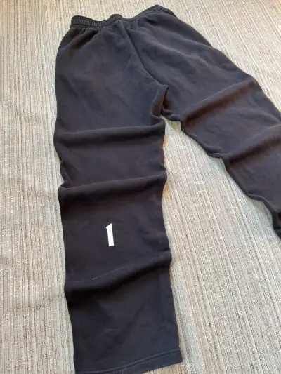 Pantalones deportivos Adidas negros con logo - miniatura 3