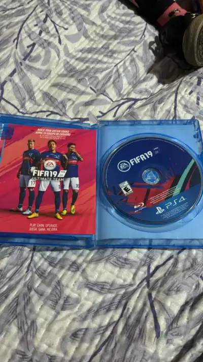 Juego FIFA 19 para PS4 en buen estado - miniatura 2