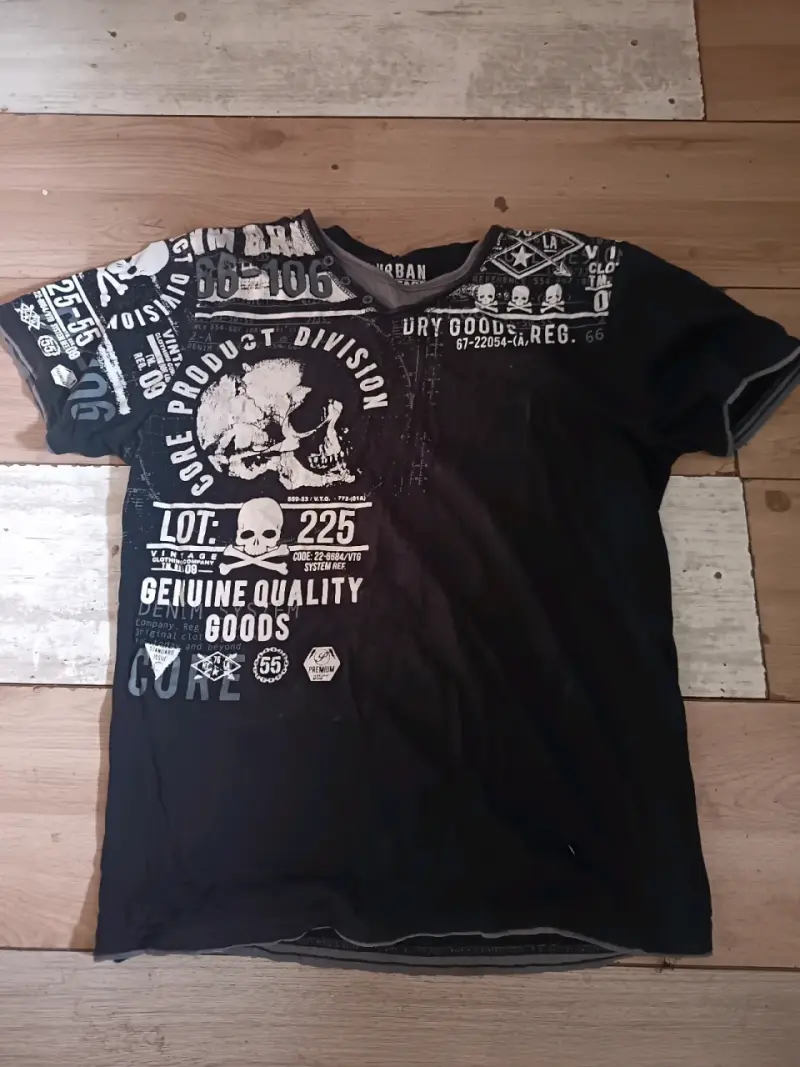 Polera negra con estampado gráfico urbano