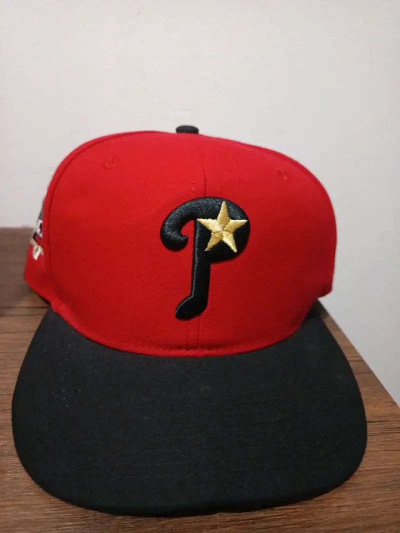 Gorra roja con visera negra y logo bordado - 1