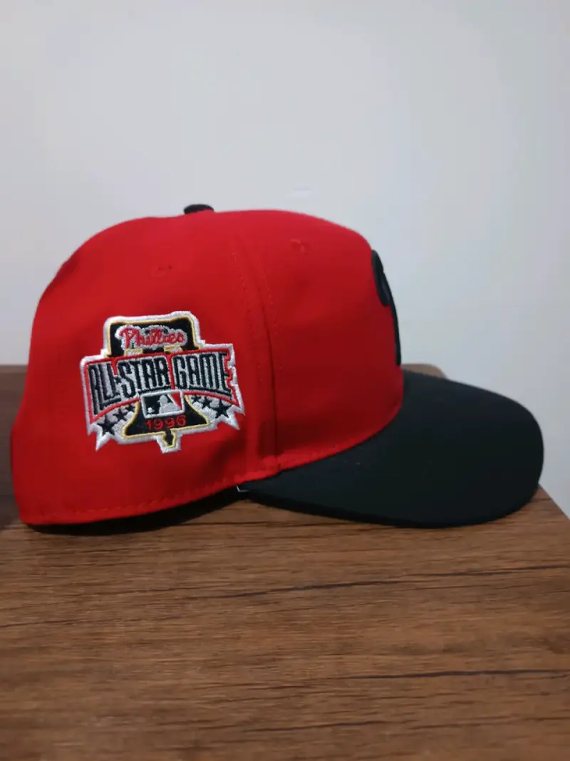 Gorra roja con visera negra y logo bordado - 2