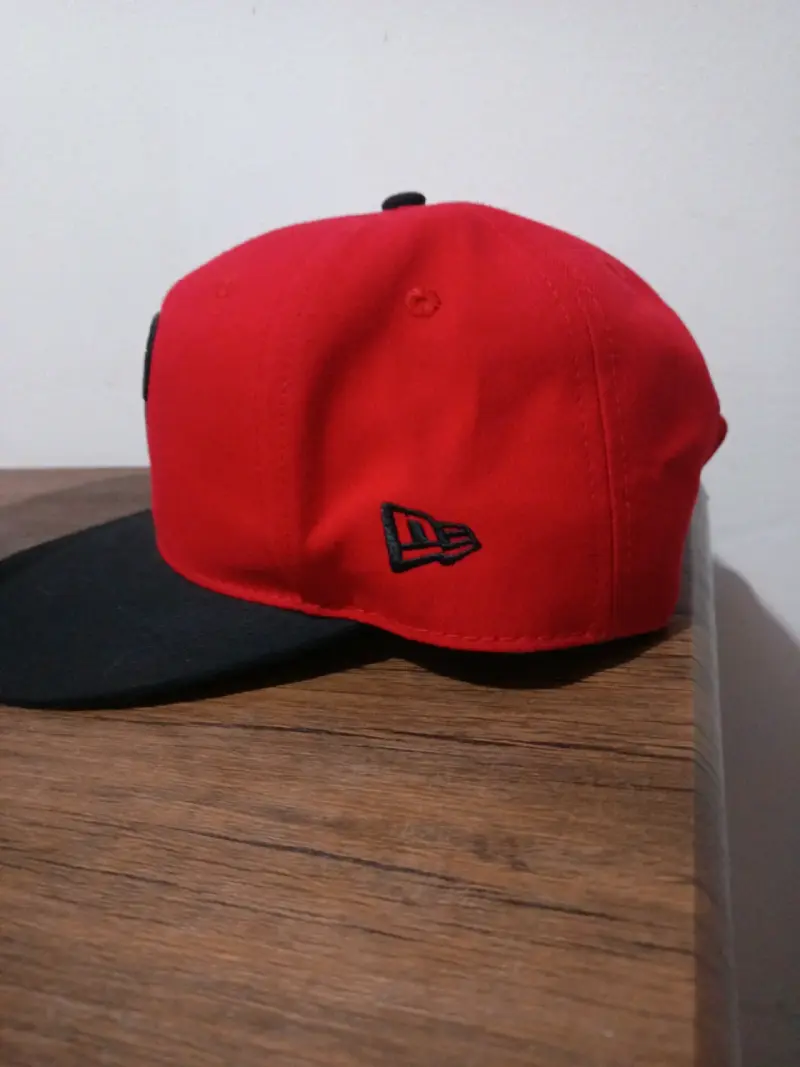 Gorra roja con visera negra y logo bordado - 3