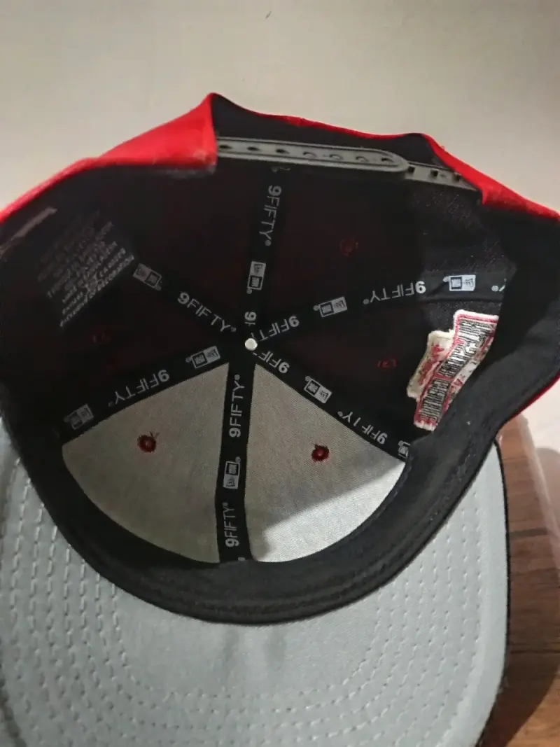 Gorra roja con visera negra y logo bordado - 4