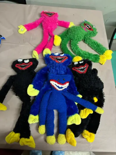 Peluches de monstruos coloridos y divertidos - miniatura 1