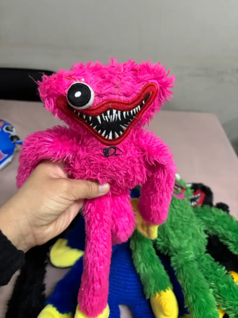 Peluches de monstruos coloridos y divertidos - 2