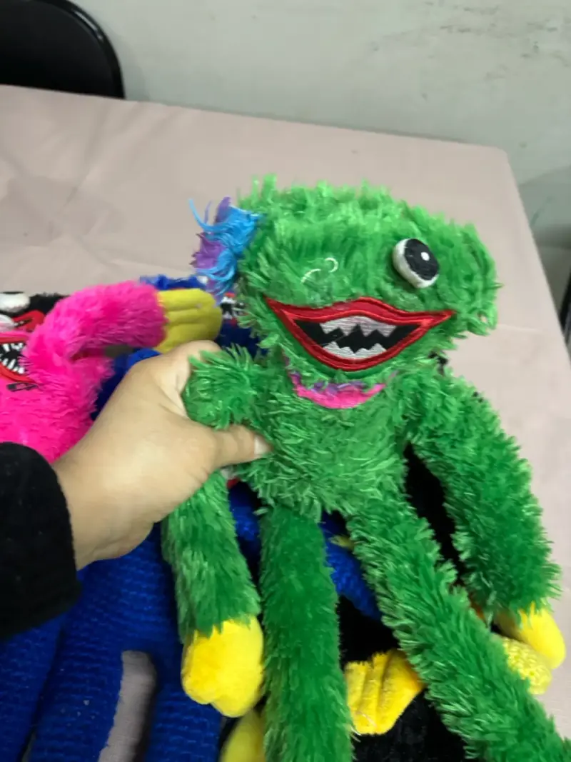 Peluches de monstruos coloridos y divertidos - 3