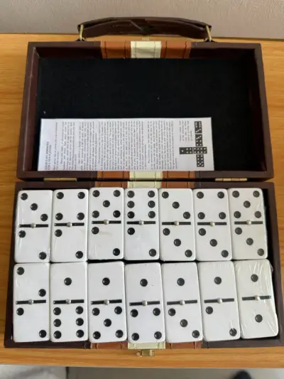 Juego de dominó clásico en estuche - miniatura 1