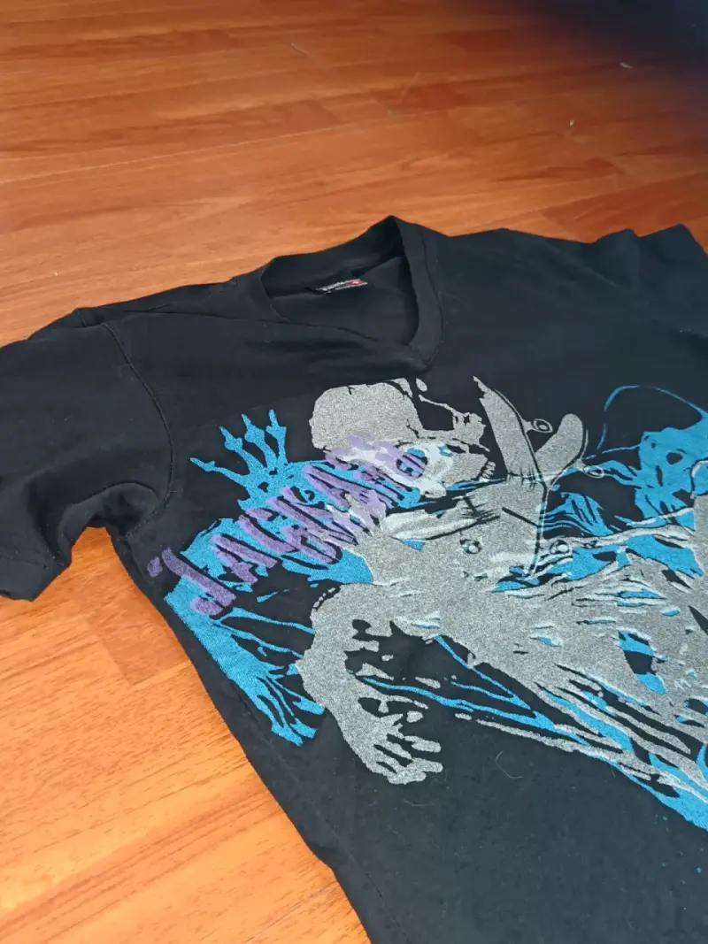 Polera negra con diseño gráfico skate - 2