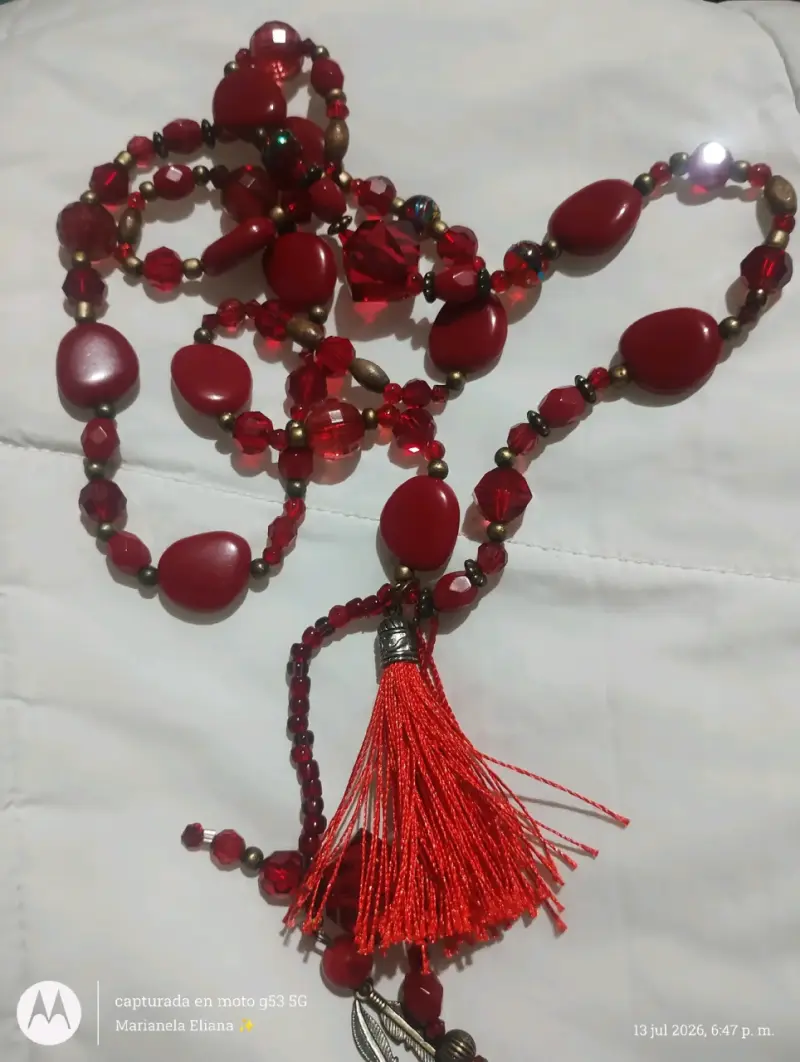 Collar largo de cuentas rojas con borla