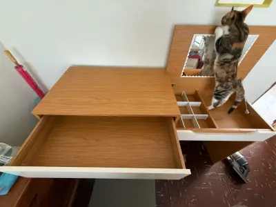 Tocador con espejo y compartimentos - miniatura 2